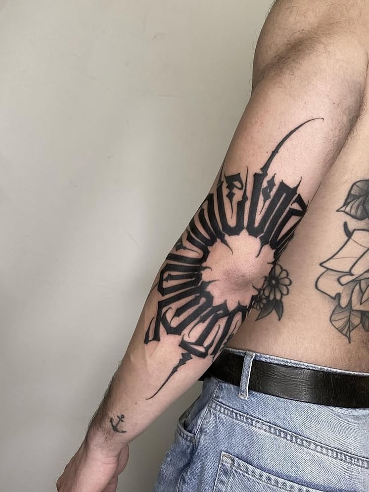 Minimalist Fine Line Dövme